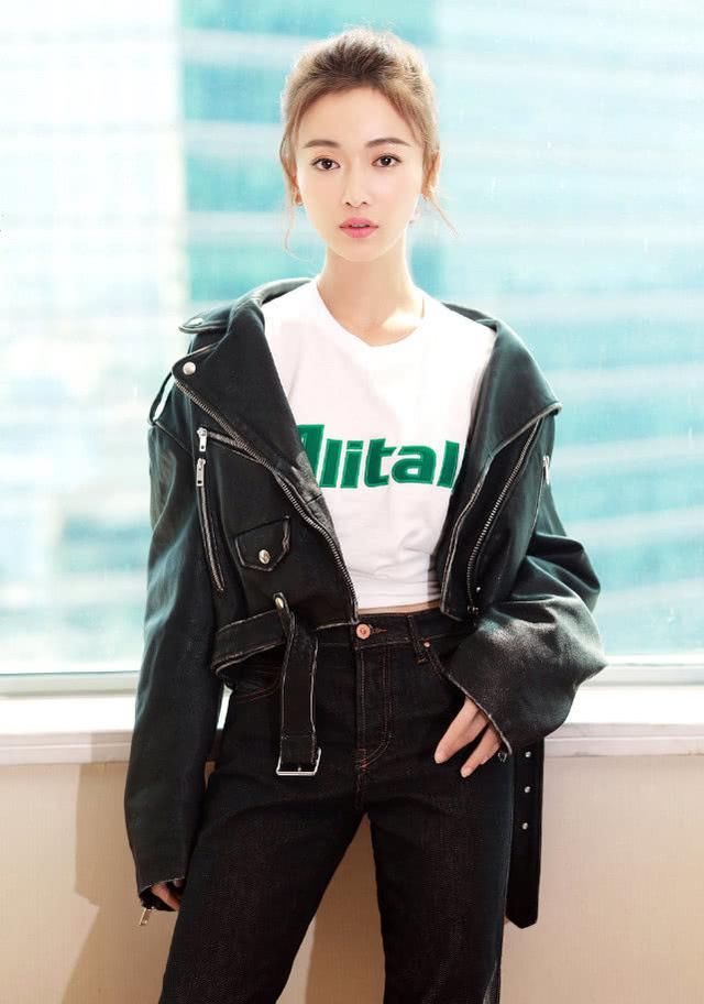 以前被郑爽的腿惊艳到了，吴谨言告诉你什么是真正的“漫画腿”