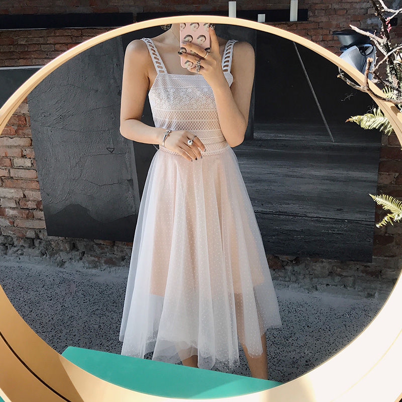 如今女人是真敢穿!“若隐若现”网纱裙真是美的人心醉，美嫩减龄