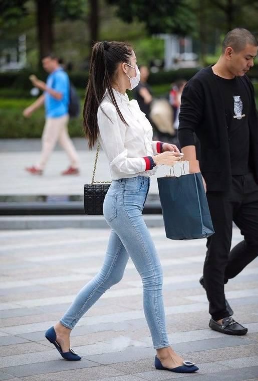 格外靓丽的牛仔裤女神，尽显曼妙多姿的美感，真让人着迷!