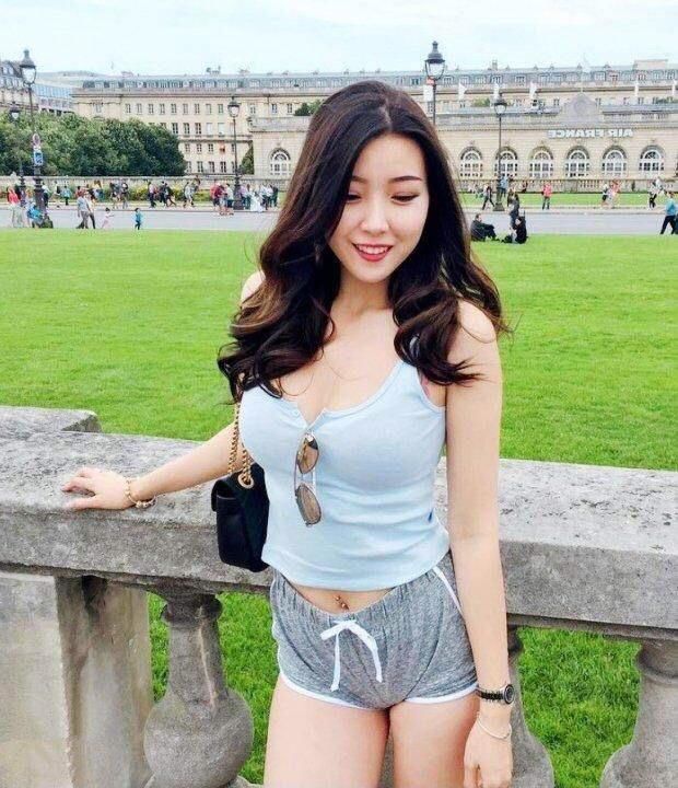 武汉街拍:小姐姐穿着大胆下半身一个比一个穿的短，堪比生育机器