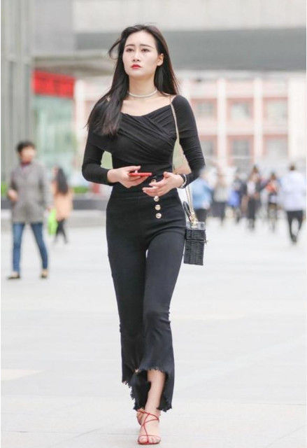 「披肩」街拍:长发披肩的美女,穿白色裹胸短裙,秀出纤细长腿