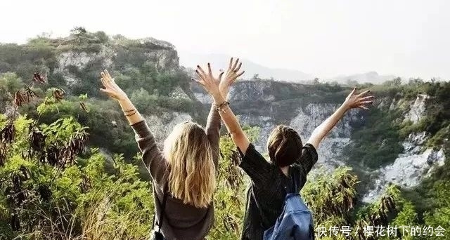 同样是出游,为何中国人热衷拉行李箱,欧美人却喜欢背大包?