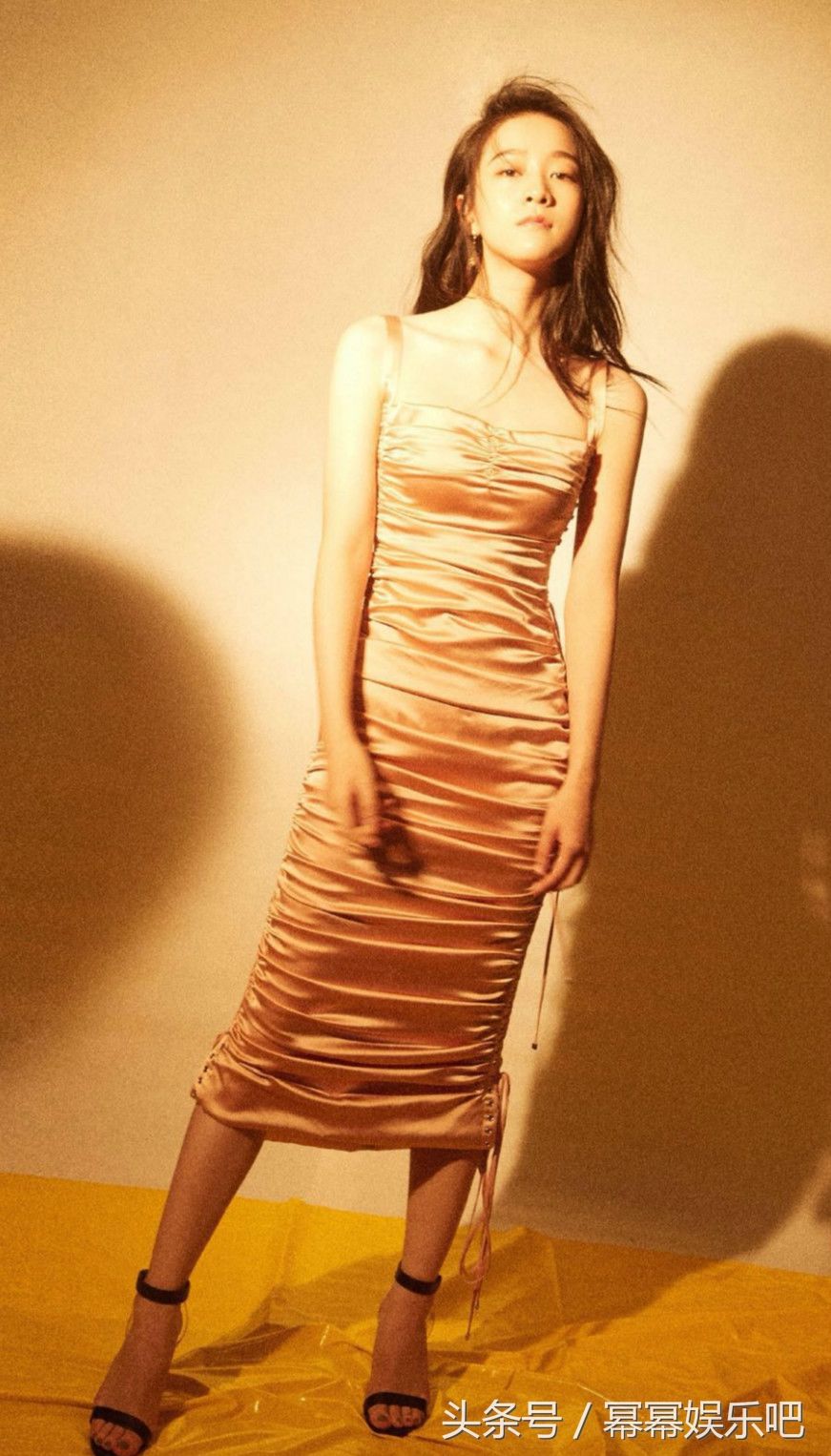 王鸥身穿香槟色连衣裙，撞衫迪丽热巴、张雪迎，三位女神谁更美?