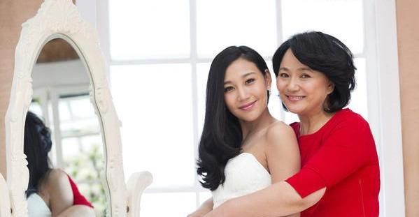  『妈妈们』婚礼妈妈装怎么选端庄又得体?来看众星妈亲身示范婚礼穿搭！