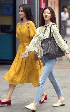 街拍:图2时尚美女,一套粉色装真显嫩,图4墨镜美女,穿搭时尚