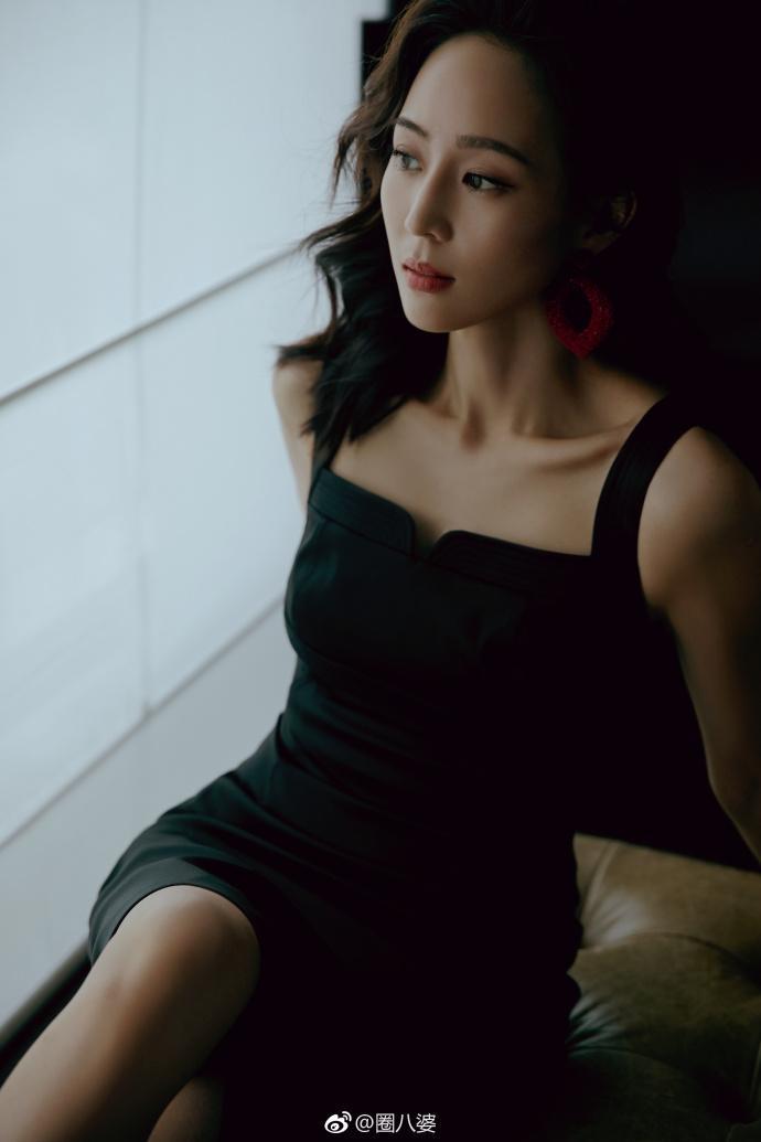 张钧甯真的太美啦，黑色吊带长裙尽显完美身材！网友：锁骨最美！