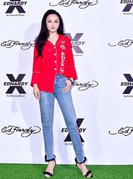 还以为冉莹颖穿衣开始大众化了，原来黑裙里面暗藏时尚心机！