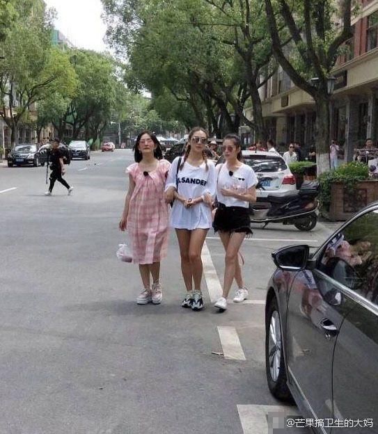 165应采儿比166谢娜腿长这么多?网友:增高鞋穿成了“显矮”鞋!