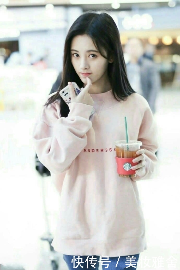 鞠婧祎短裤提得太高，安全裤都露出来了，网友：好尴尬啊！