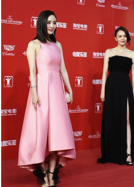 同样穿粉色裙子,李沁是公主,刘诗诗是女神,各有各的特色