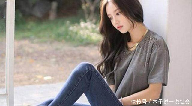 紧致匀称的牛仔裤美女,纤细的小蛮腰让路人纷纷瞩目!