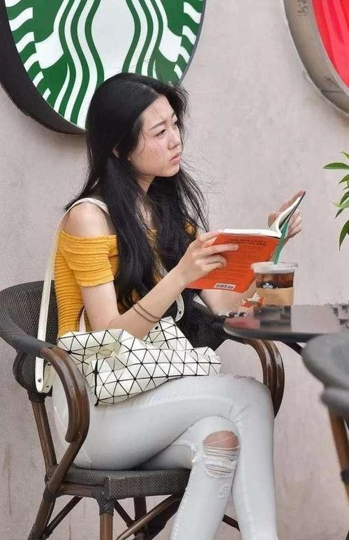  『美女』弹力修身的打底裤，更显美女的苗条身姿