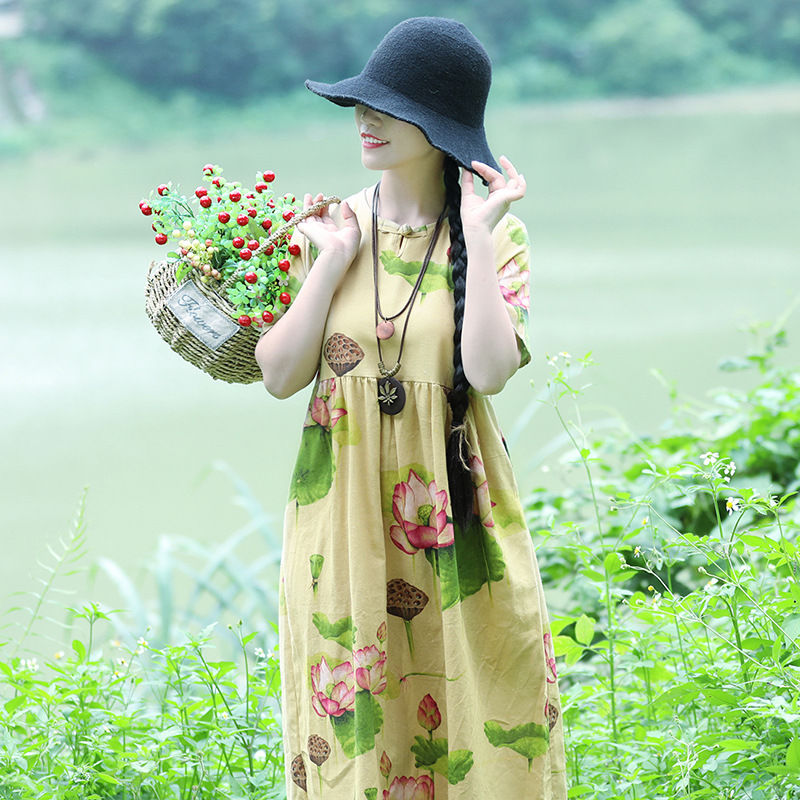 去小姨家玩，看见小姨一件件连衣裙美丽极了，回家也跟着买