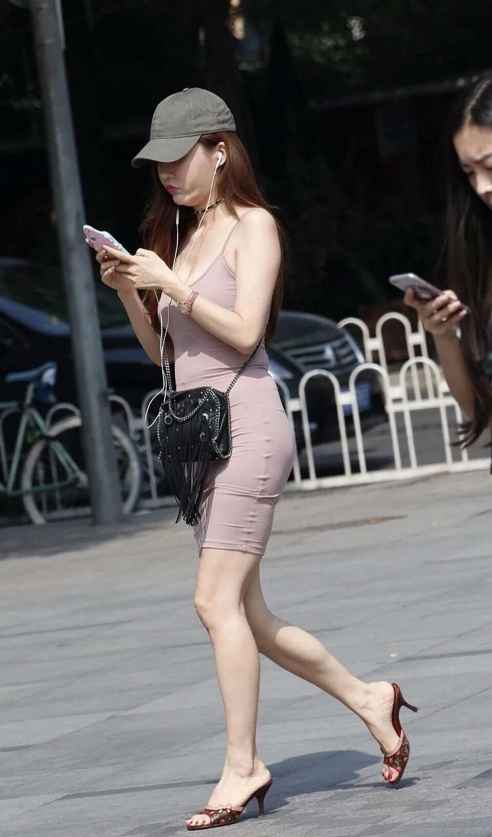 前凸后翘，紧身短裙美女