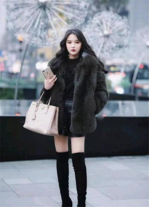  『休闲裤』街拍：美女身穿靓丽修身的上衣，搭配时尚的休闲裤，尽显优雅的女神范儿