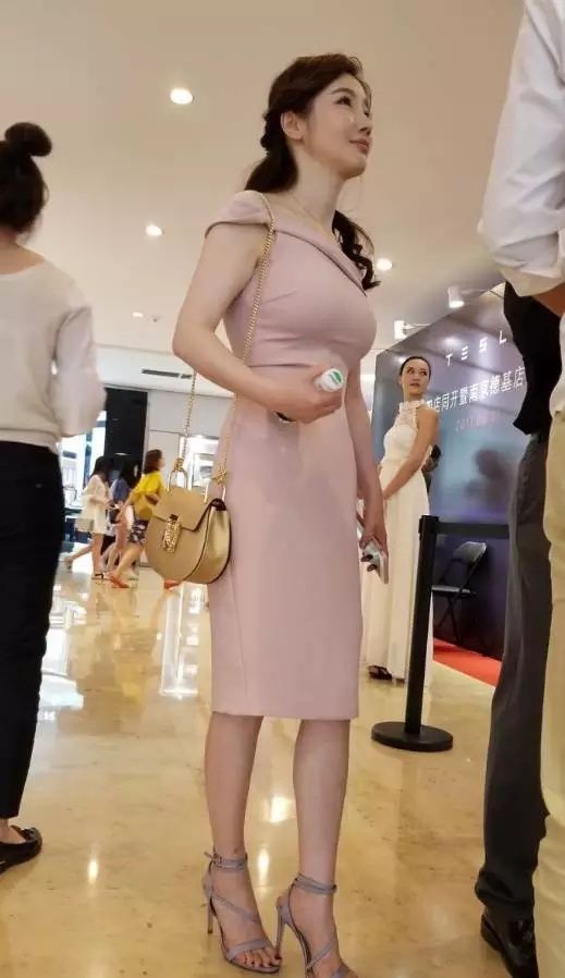 街拍：一身粉红裙的高贵气质熟女！