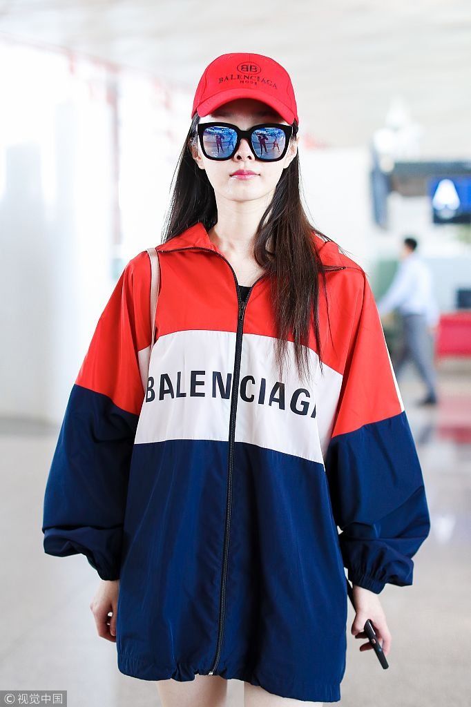 宋轶偷穿“男友”衣秀长腿甜笑少女范  疾跑赶路不忘挥手互动粉丝