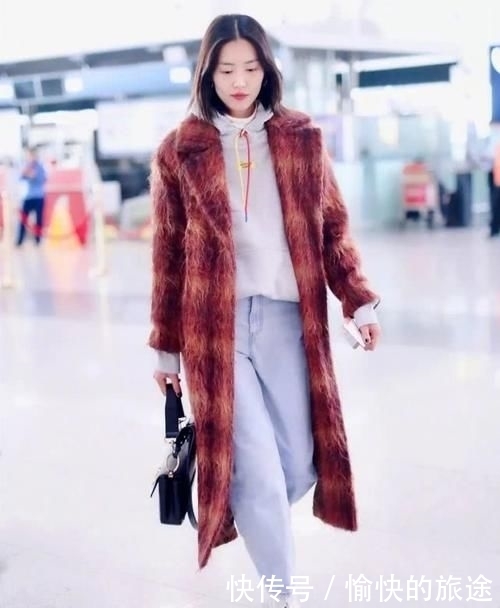 『穿着厚实』穿呢子大衣的你,包包是怎么选的学会这几点,背包时髦不麻烦