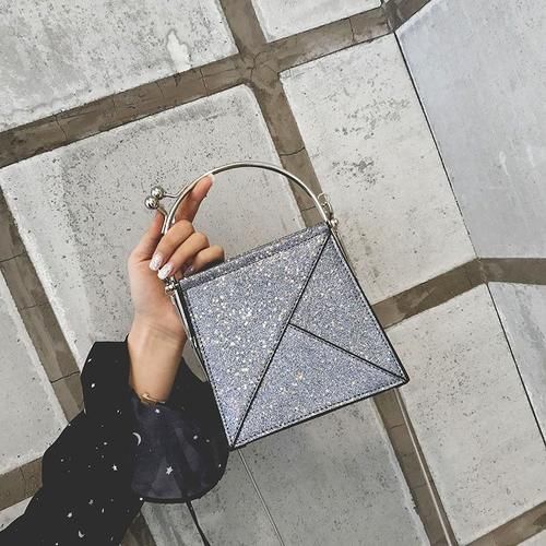 街拍：白色吊带衫搭配紧身运动裤，美女身材傲人，令人震惊