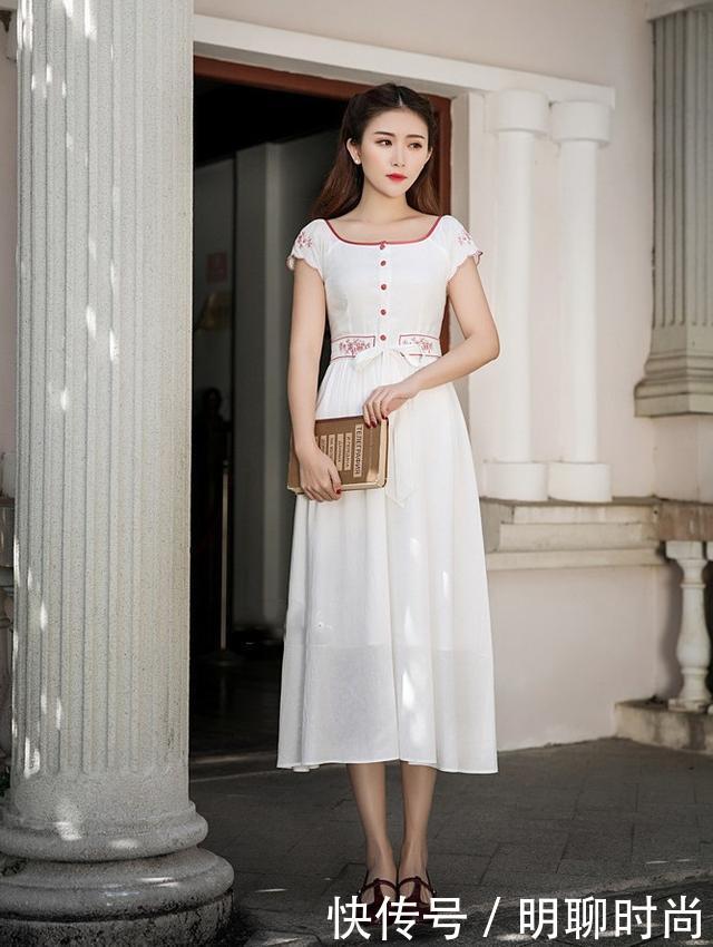 白色蕾丝连衣裙：温婉端庄突显气质，上身落落大方，别有风味！