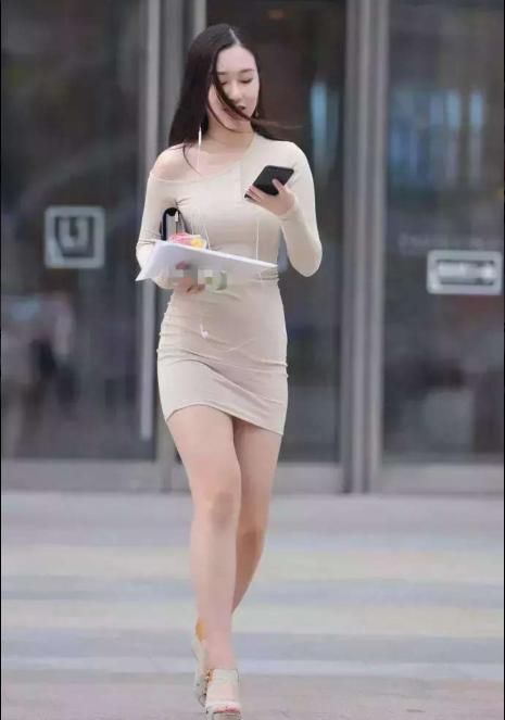 街拍: 微胖的漂亮小姐姐, 米色紧身裙展示万种风情