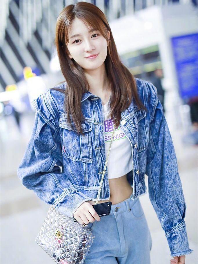 乔欣才是真“腰精”, 穿T恤还遮不住好身材, 又酷又美!