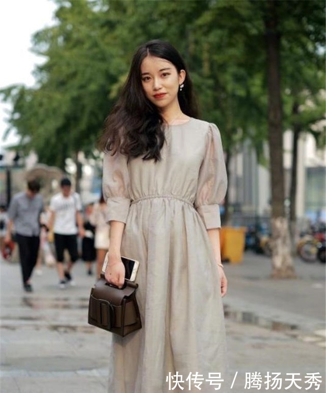  小姐姐：路人街拍,小姐姐五官精致,穿柔美的白色上衣,潇洒又优雅