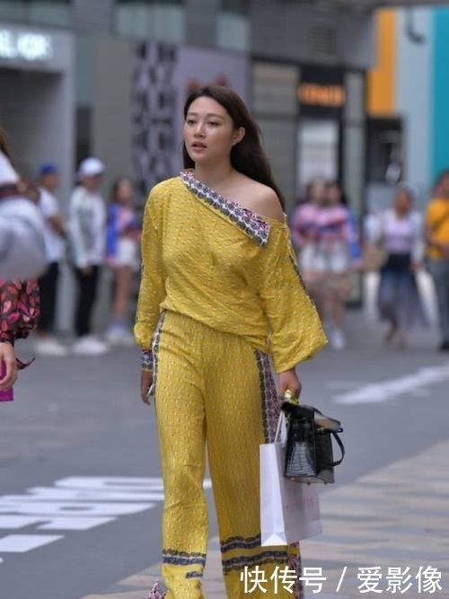 辣妈:时尚有魅力的同时,尽显东方韵味,辣妈一身“枫叶黄”街头现身