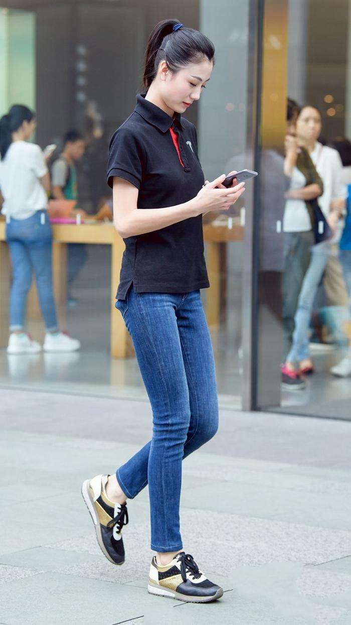 街拍：高颜值的女生, 这样来穿牛仔裤, 显得特别干净有气质
