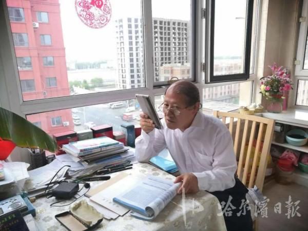 『努力』省图老年外语班开网课,爆满!你还有啥理由不努力……