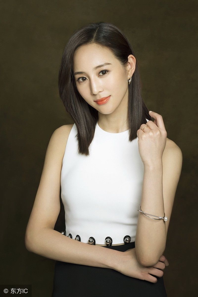 张钧宁亮相活动，上半身性感女下半身酷炫，惊艳全场!