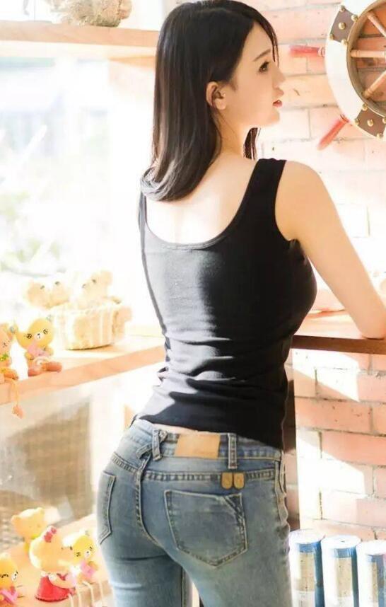 穿紧身牛仔裤上街的女神，简练的线条感，上身效果显瘦又有型！