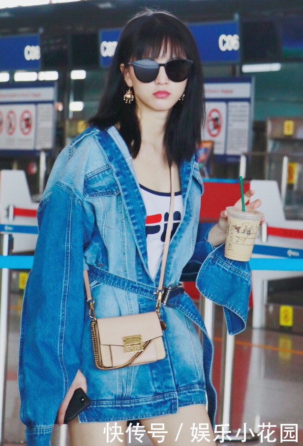 武大校花黄灿灿真尴尬，下半身只穿了透明短裙，这腿秀得真夸张