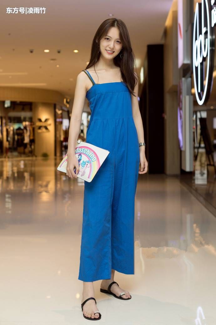 重庆街拍：清新自然的穿搭风格展现温柔淑女范，女人味十足！