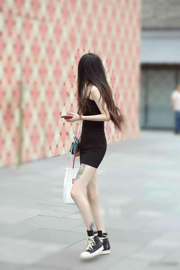 素人街拍: 有这样的身材和穿搭, 让你男友天天都看不腻