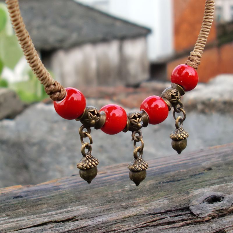 一条精致脚链，戴着更能衬托小女人气质，三寸金莲，显纤细玉足