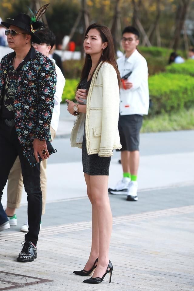 街拍怕冷的长腿高跟OL美女