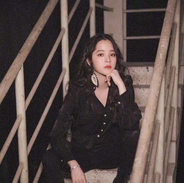  [钟楚曦]喜欢复古风的女生，烫个羊毛卷