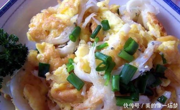  #小伙#小伙在江边野钓，竟钓到“透明”的鱼！拿回家煎蛋才发现