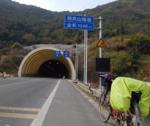  【新手】为什么进隧道老司机都不靠右侧行驶？原因大有讲究，新