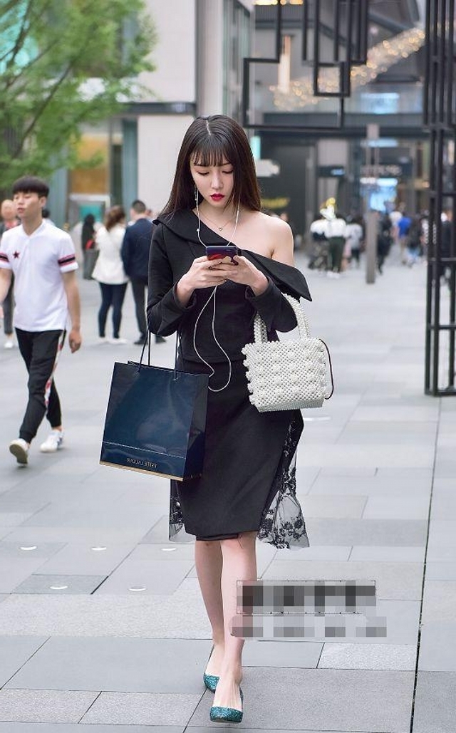 『淑女气质』路人街拍,靓女时尚的吊带背心搭配阔腿裤,更显端庄优雅
