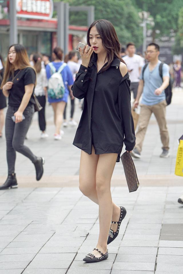 偶遇美女，清新靓丽韵味十足，一双大长腿！