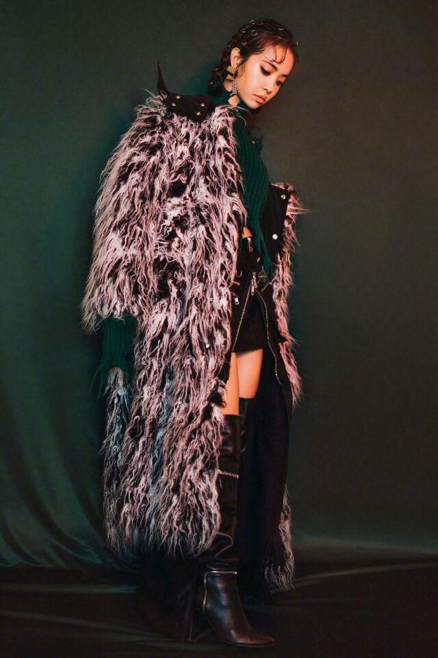 蔡依林全身穿上了难得一见的绿色，散发着霸气，而且皮衣还反着穿