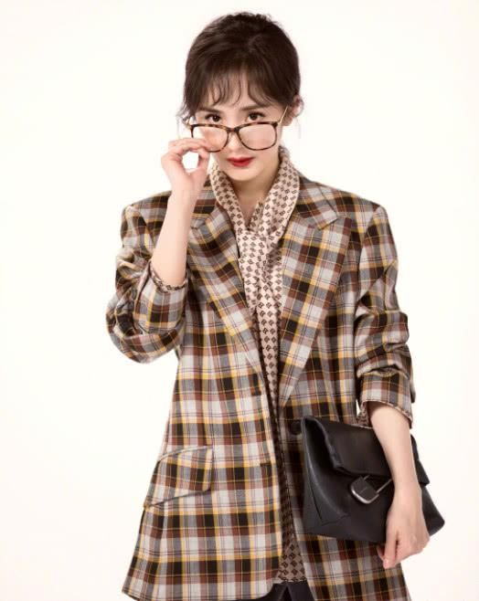 杨幂是借了村支书的衣服穿?普通人这么穿估计像七八十岁的大妈!