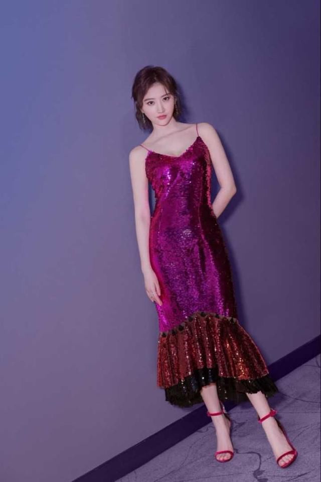 景甜一改往日甜美形象变“广场大妈”，原来都是“它”惹的祸！