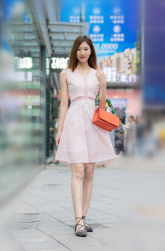 重庆街拍:复古款衣服搭配搭配出新时尚，长款连衣裙搭配缠绕凉鞋