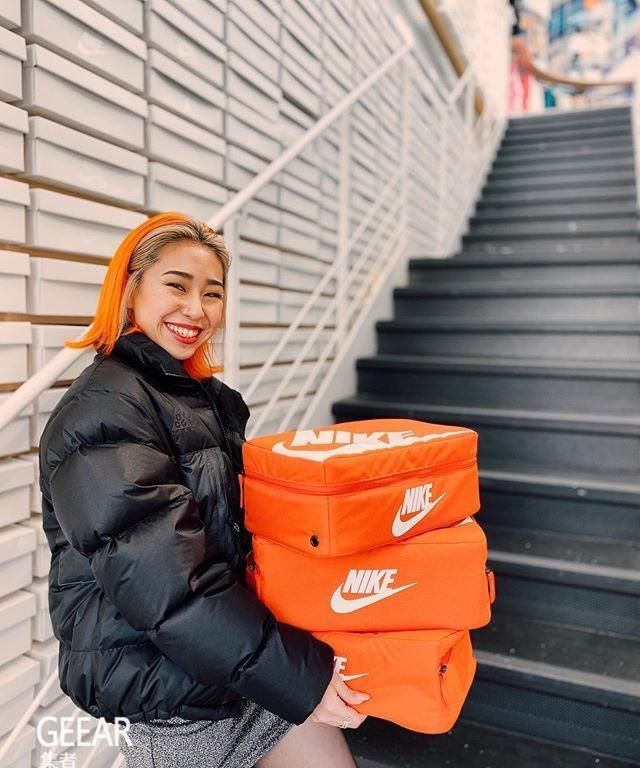  『橘色』Nike这款橘色包包的设计灵感，竟来自其经典的球鞋盒子