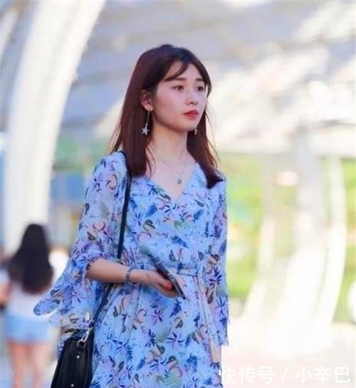 『展现』街拍:可爱性感的小姐姐,展现高挑身段,散发性感的韵味