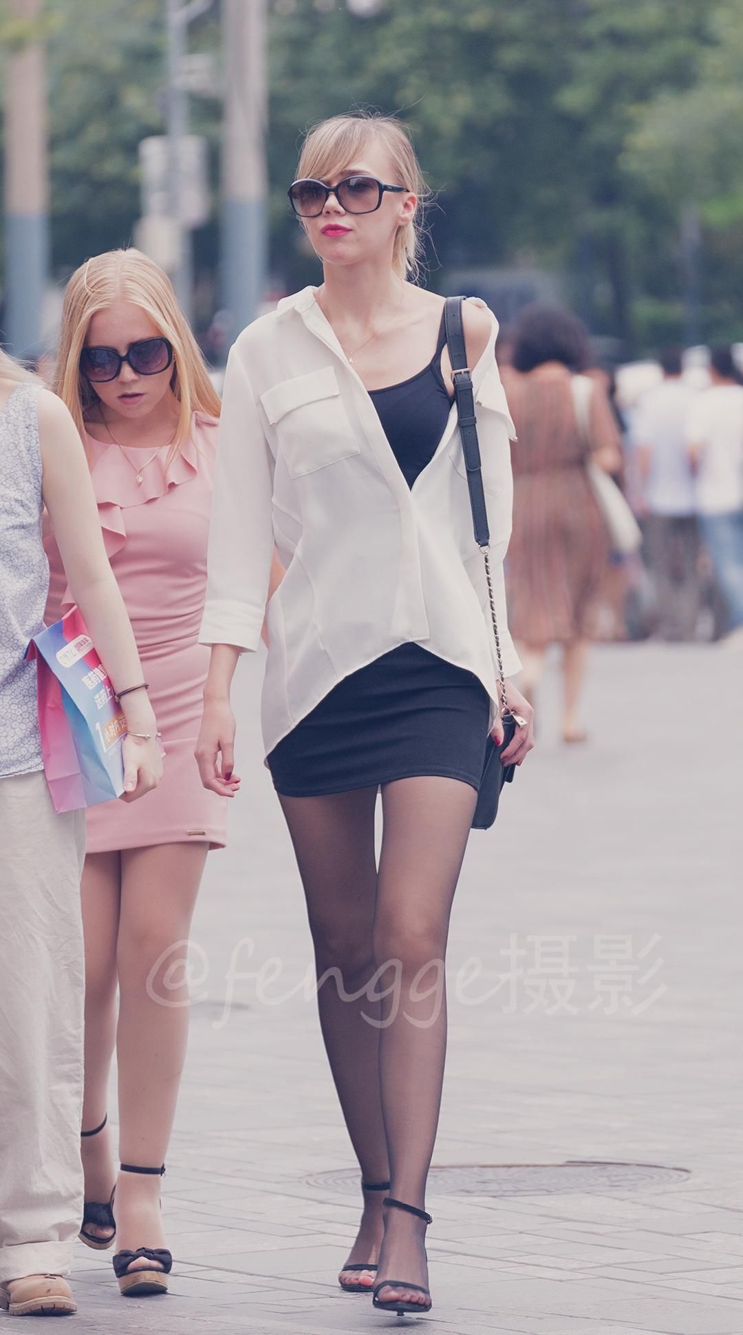 街拍:丝袜破洞，长腿美女装作浑然不知，那份淡定实在令人佩服