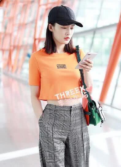 李沁穿黄色T恤露肚皮,但“游泳圈”扎眼了,网友:肥肉不管吗